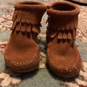 Minnetonka moccasins with fringe brown size 4